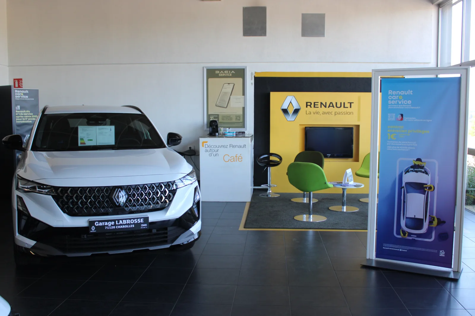 Showroom véhicules neufs Renault – Dacia Garage Labrosse